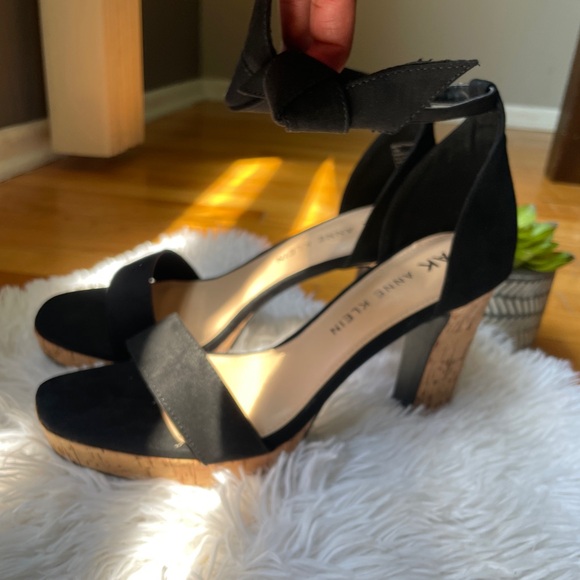 Anne Klein Platform Sandals 🖤 - Picture 3 of 10